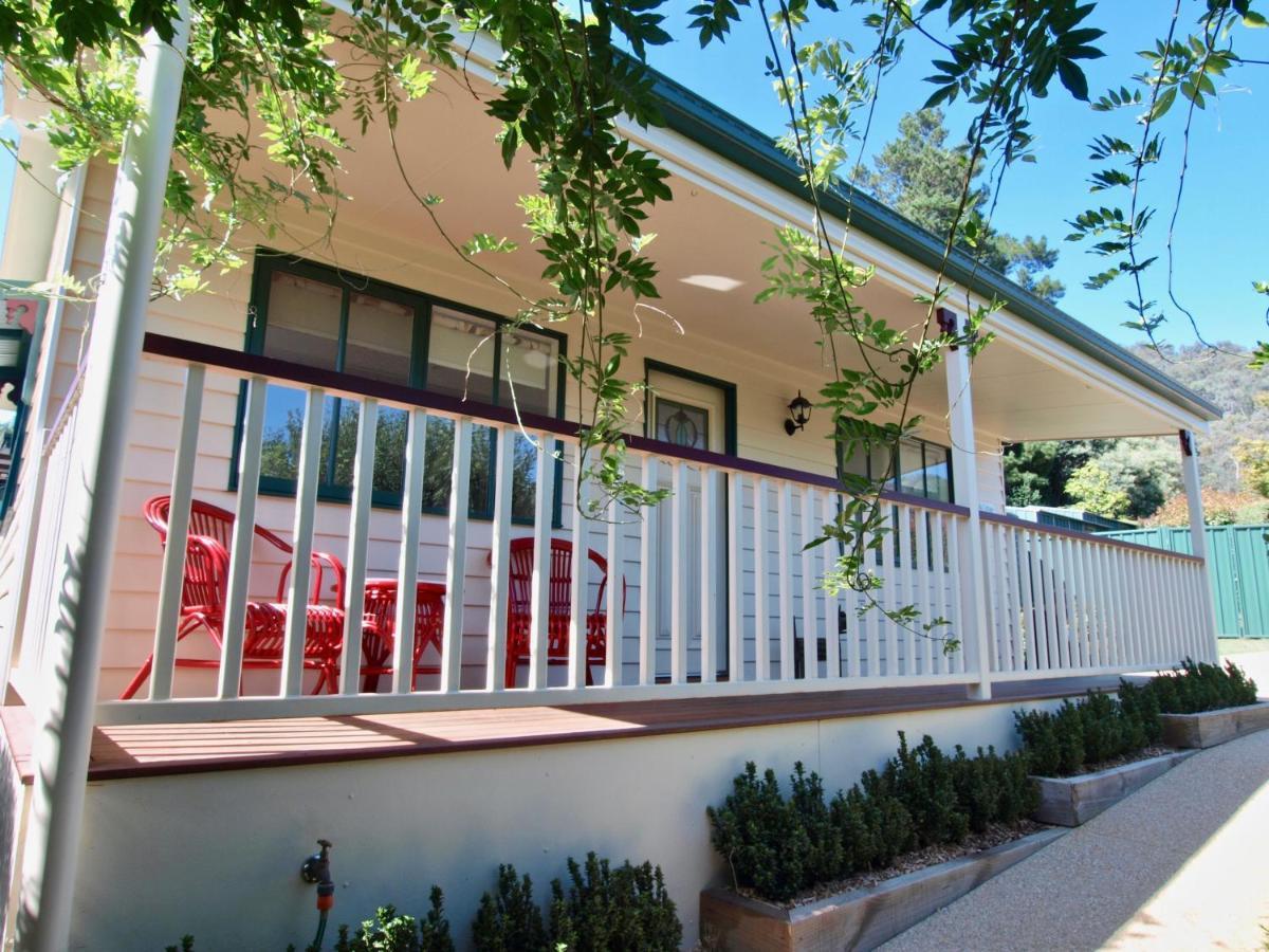Tiffany'S Cottages Bright Exterior photo